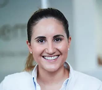 Portrait von Dr. med. dent. Laura Salem, Zahnärztin in Krefeld-Traar