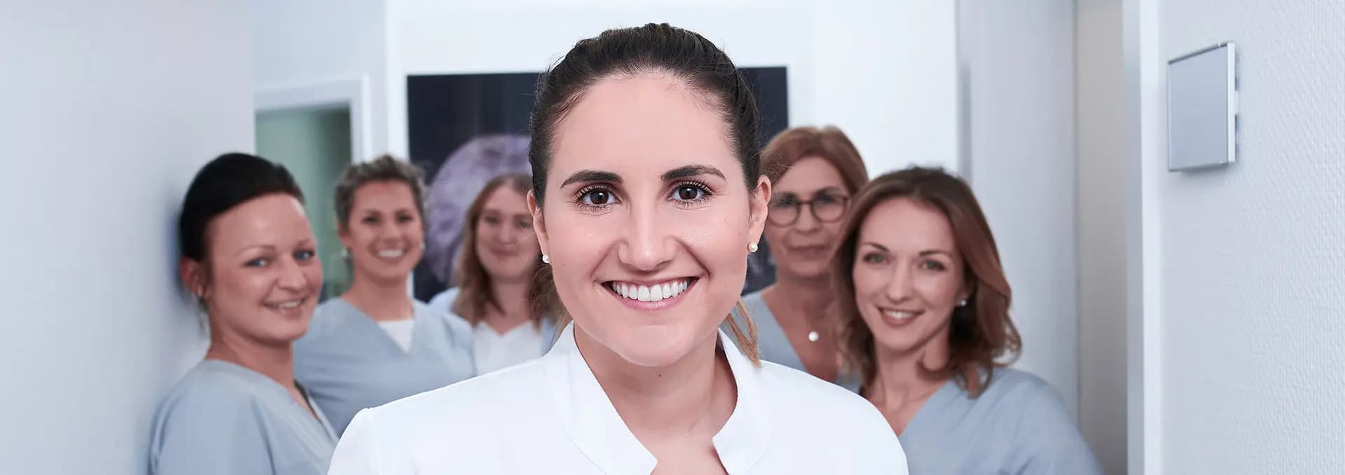 Dr. Laura Salem mit ihrem Praxisteam in der Zahnarztpraxis in Krefeld-Traar